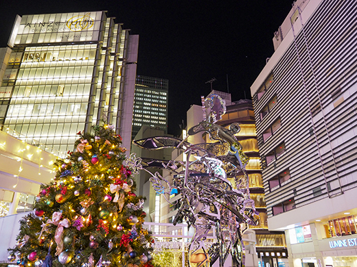 新宿東口駅前広場のクリスマスツリーとモニュメント3
