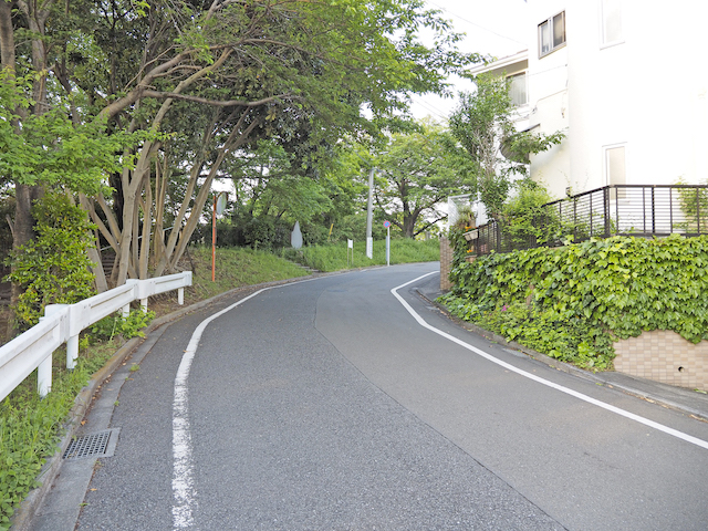 対鷗台公園そばの坂道と向ノ岡3
