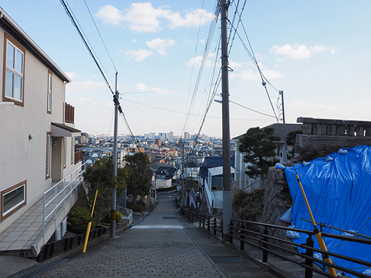 景色のいい住宅街の急坂4