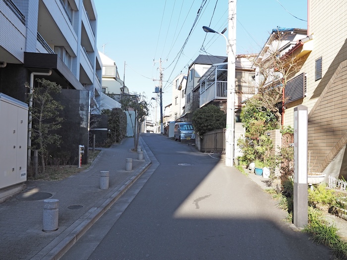 熊野坂／文豪の小径と古道の重なりに佇む坂道／北区西ヶ原【NO.734】