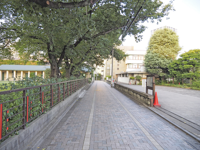 池袋の自由学園 明日館への道:F.L.ライトの小路2