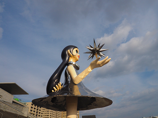 兵庫県立美術館の大階段と「sun sister」3
