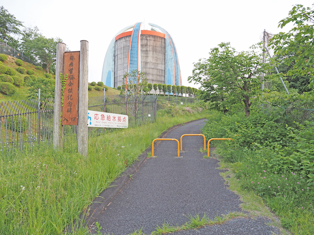 日米首脳会談記念碑と坂道7