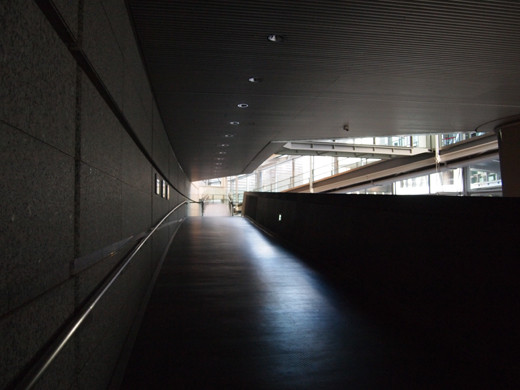 東京国際フォーラムのスロープ5