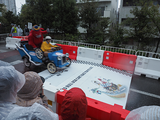 赤坂サカスのさくら坂でRED BULLのカートレース5