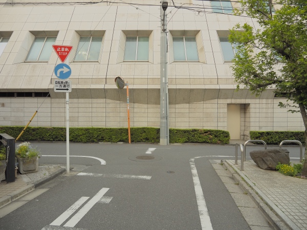 在日カナダ大使館ビルの膨らみと道路の関係1
