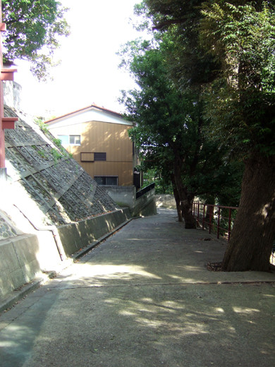 子安八幡神社のスロープ8
