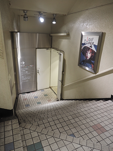 閉店前の渋谷パルコ地下への階段とポスター5