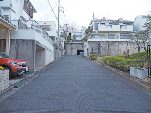 廻田第三公園よこのクランク坂／東大和市湖畔