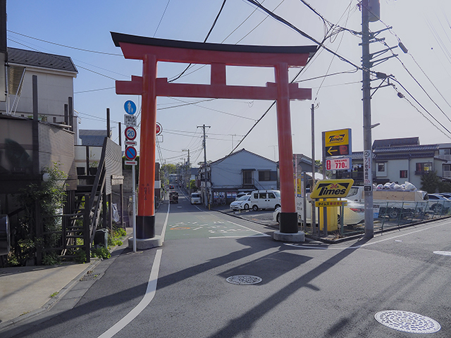 東伏見稲荷神社の参道と鳥居1