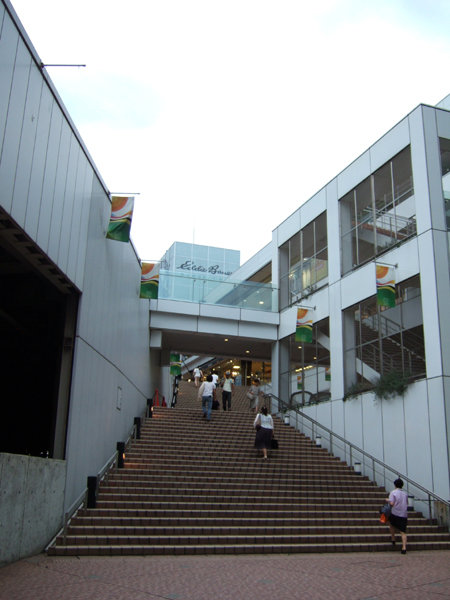 新宿の人工地盤と階段2