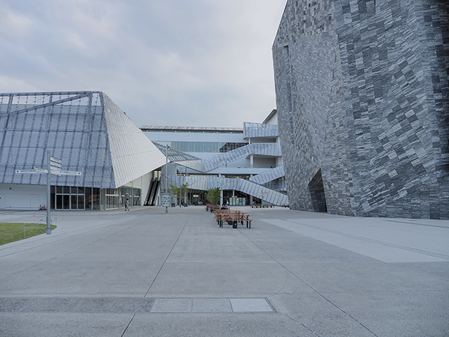 ところざわサクラタウンへの階段と広場4