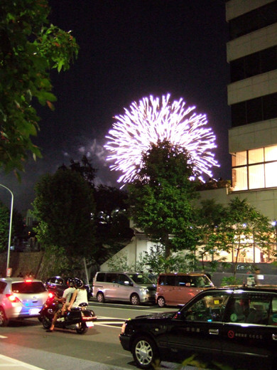 坂道からの神宮外苑花火1