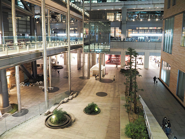 日テレタワー前の大階段と宮崎駿の日テレ大時計5
