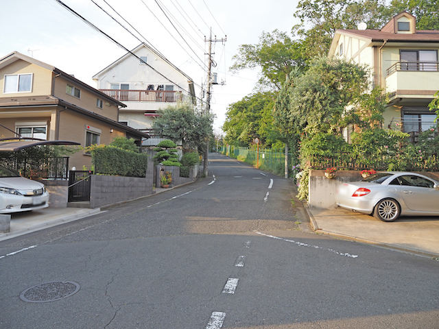 東京都水道局の園地よこの坂道／東大和市多摩湖