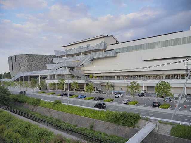 ところざわサクラタウン本棟と千人テラスの階段と富士山7
