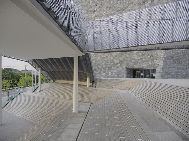 ところざわサクラタウン本棟と千人テラスの階段と富士山5