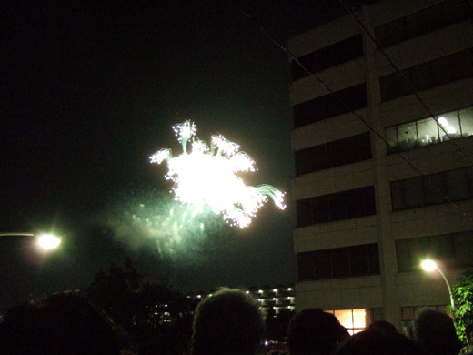 坂道からの神宮外苑花火3