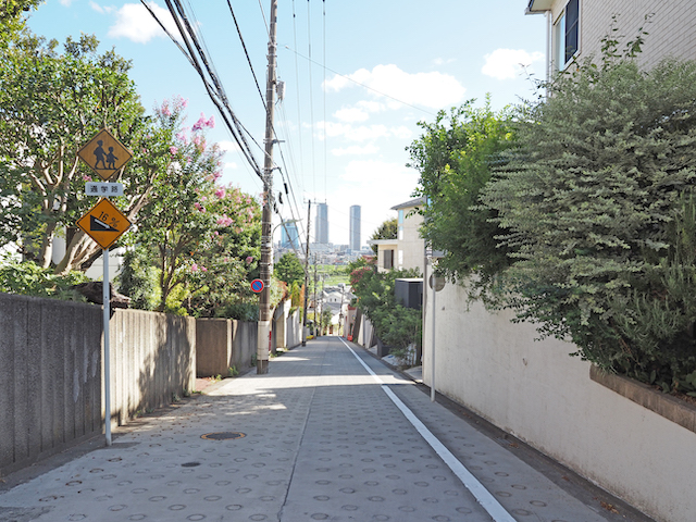 16%の田園調布4丁目の坂道1