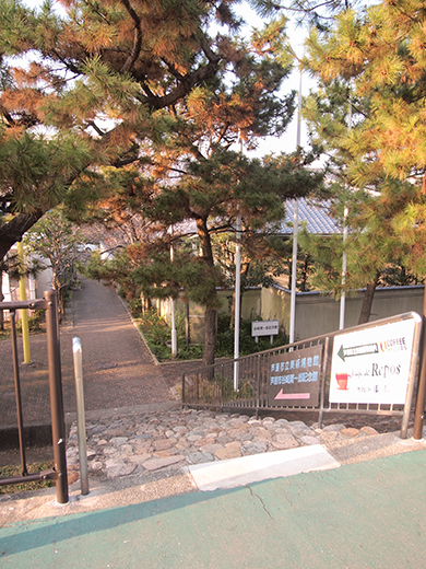 芦屋浜埋め立て地の階段と谷崎記念館1