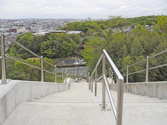 生田配水池展望広場への眺望階段/3