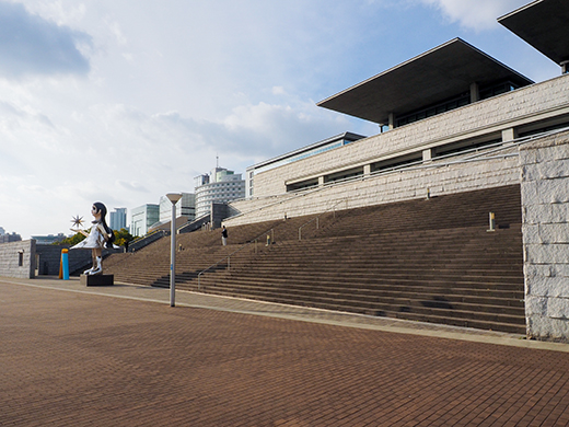 兵庫県立美術館の大階段と「sun sister」1