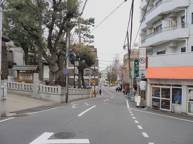 気象神社(高円寺氷川神社)と坂道1