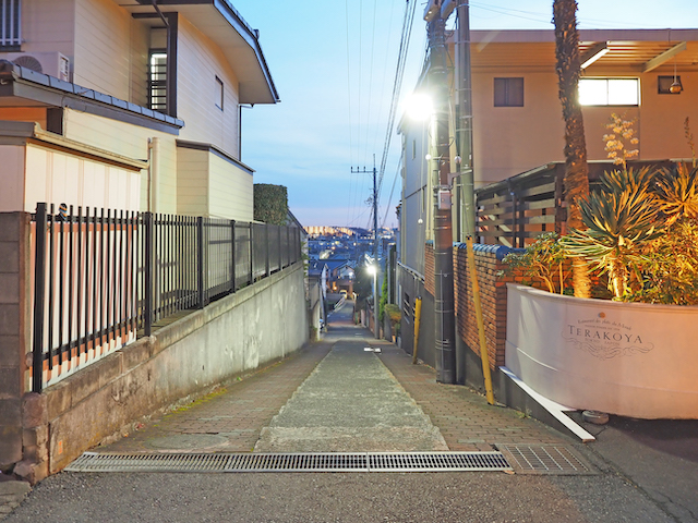 念仏坂横の坂道と眺望1