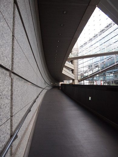 東京国際フォーラムのスロープ4