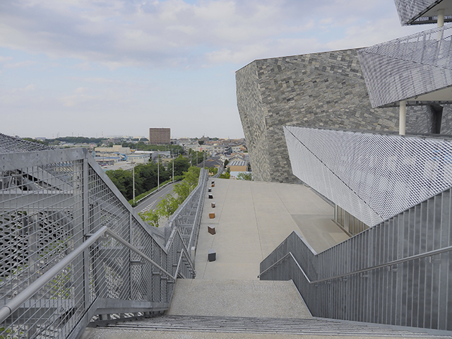 ところざわサクラタウン本棟と千人テラスの階段と富士山3