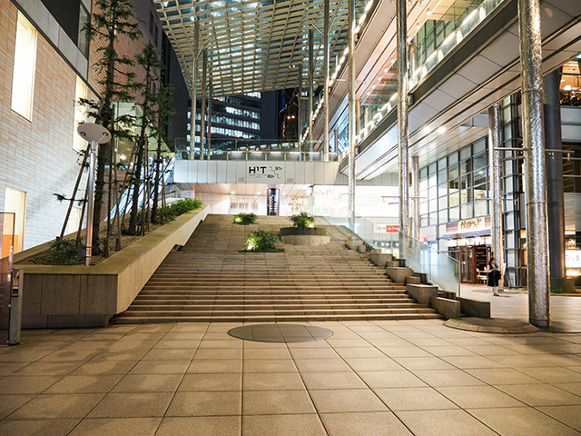 日テレタワー前の大階段と宮崎駿の日テレ大時計1