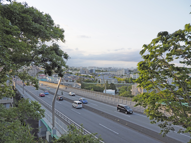 対鷗台公園そばの坂道と向ノ岡6