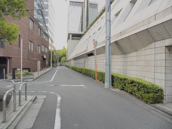 在日カナダ大使館ビルの膨らみと道路の関係2