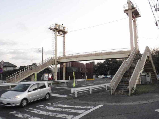 昼の歩道橋