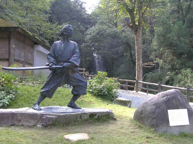 佐々木小次郎像