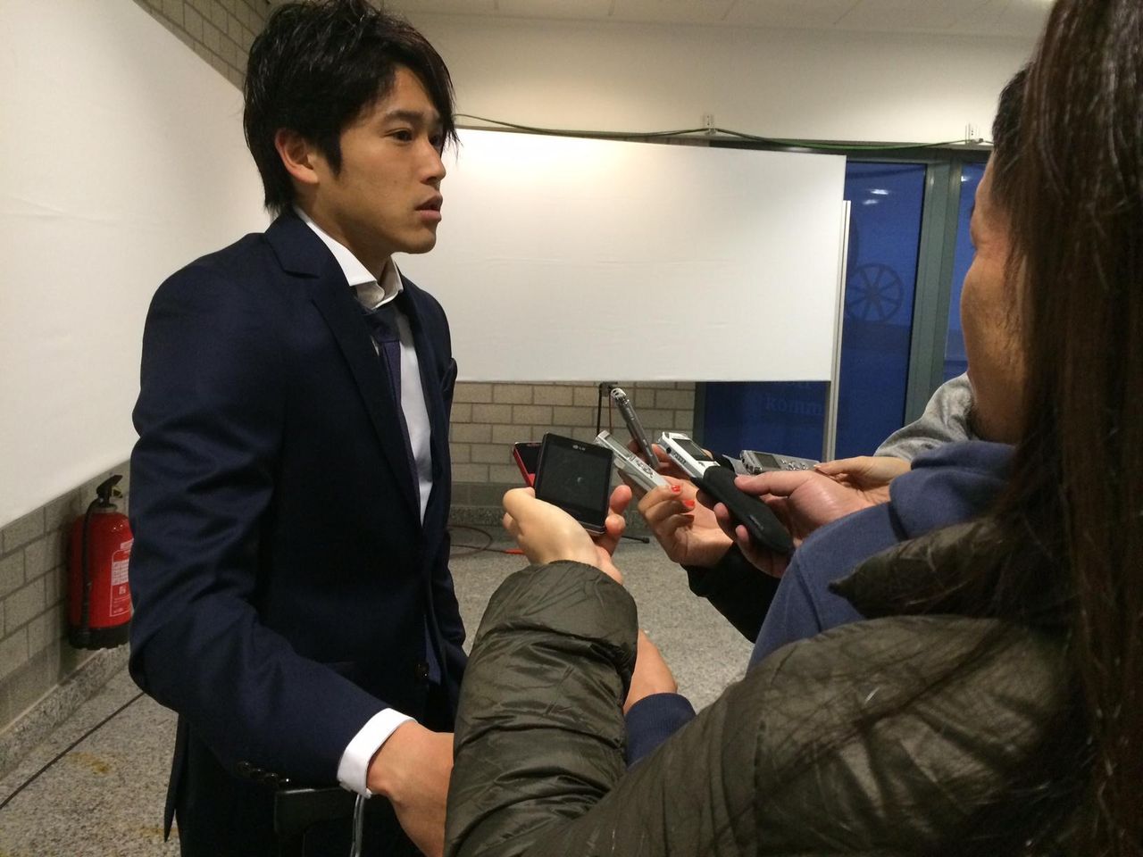 うっちー 試合後インタビュー画像 スーツでかっこいい 内田篤人 でいりーふぉと うっちー 試合後インタビュー画像 スーツでかっこいい 内田篤人 でいりーふぉと