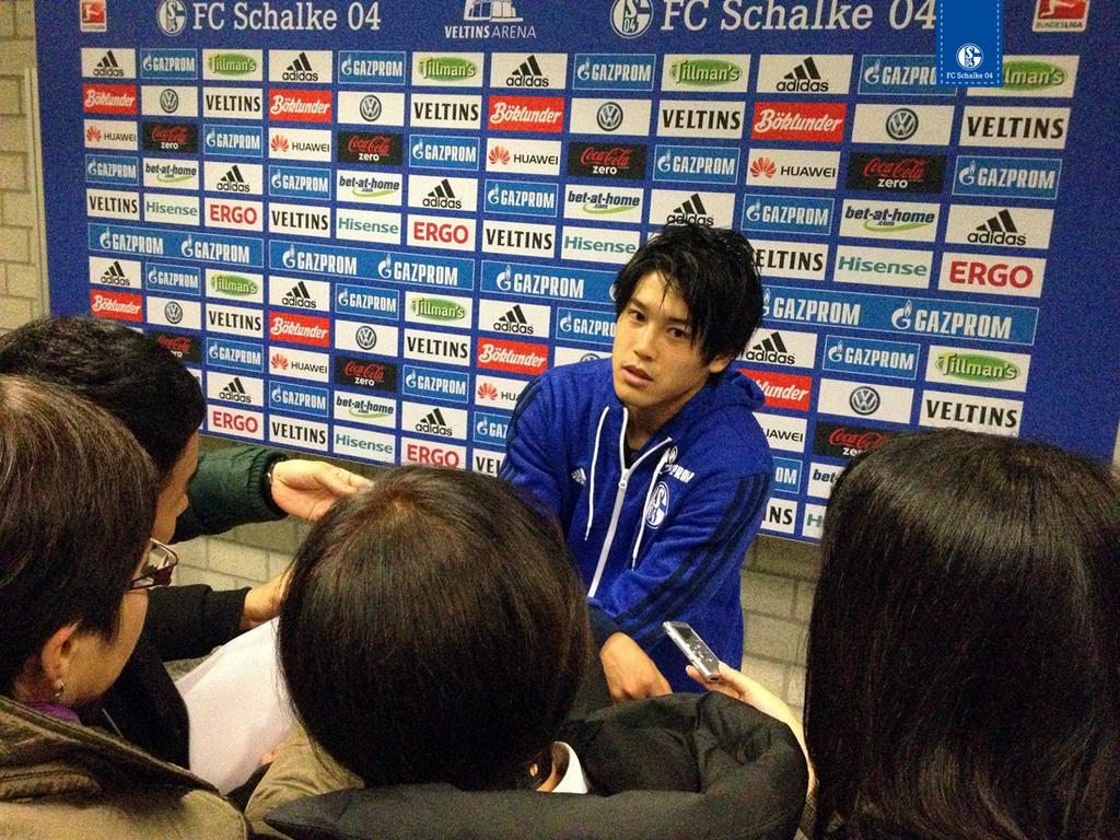 試合後に内田選手が取材を受けていると ボアテングがやってきて なんと内田選手の右のクビにキス 内田篤人 でいりーふぉと