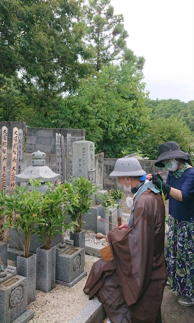 お墓参り お墓用仏花撮影 宝ヶ池プリンスへ 教わった小径から ドルフ へ ８０日目と８１日目仏花耐久実験 そんぽの家 ８月モデル完成 涼やかガラス花器アレンジ 造花の店 アーティフィオーリ ミリア 京都市左京区山端大城田町27 8 090 6565 3253