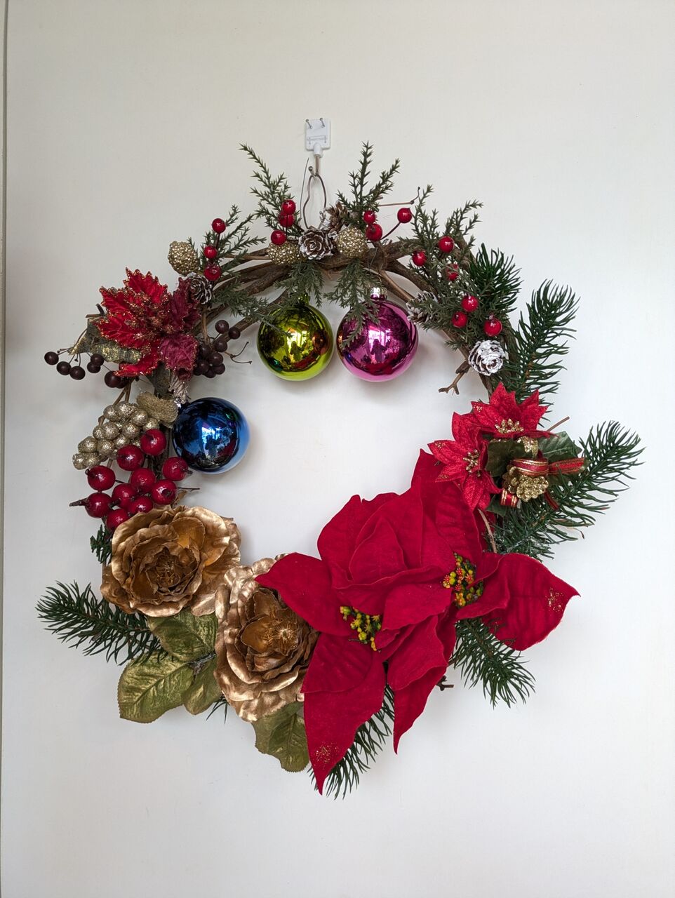ホソバヒイラギナンテン開花＆HAさんクリスマス大型リース作り、明後日