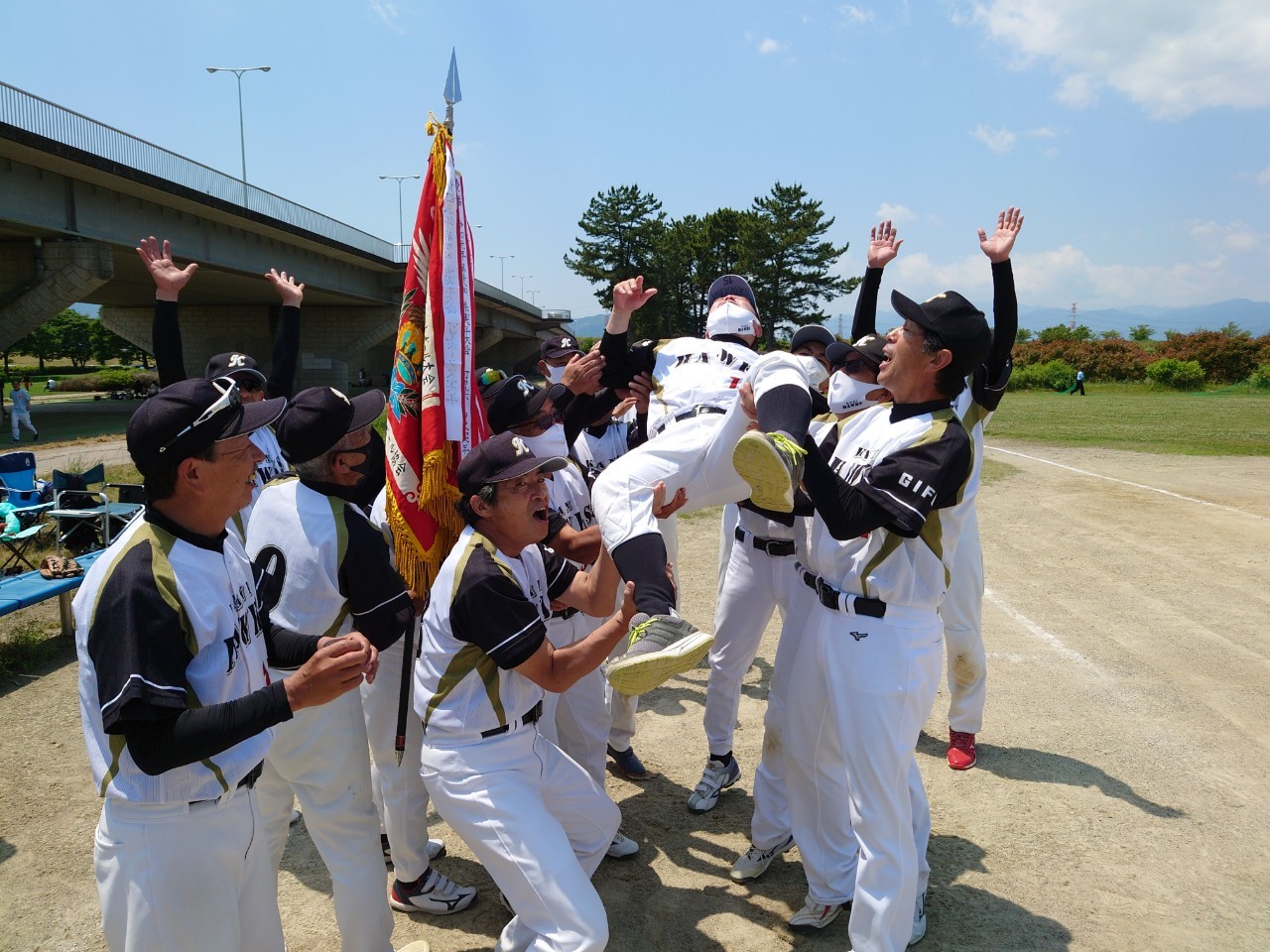 主将胴上げ20220522