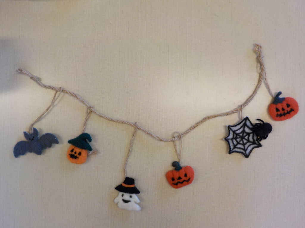 羊毛フェルトでハロウィンガーランド : 子育て支援センター きっずいさわ