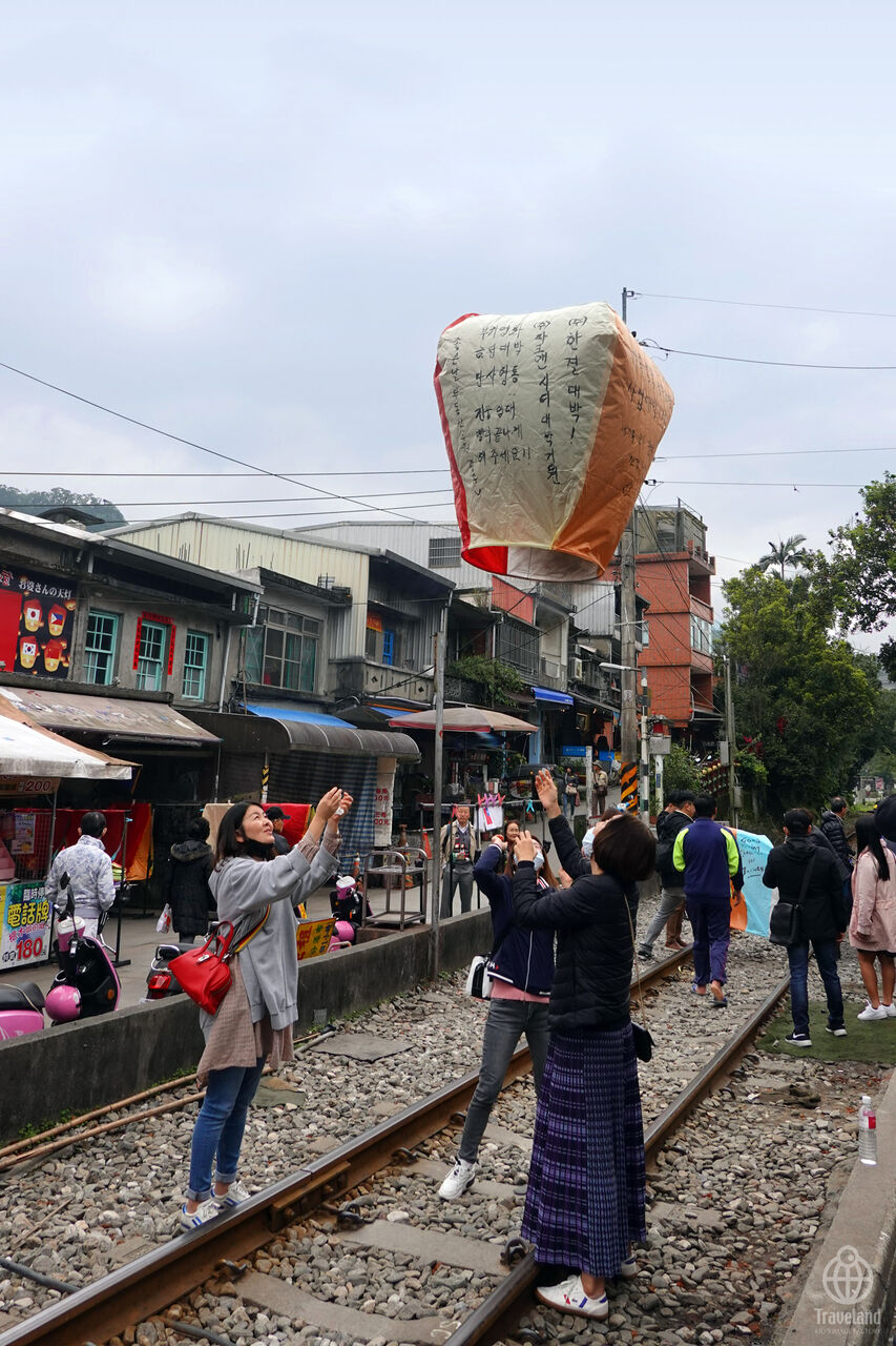 十份の線路沿い歩き 天燈 ヨコ旅