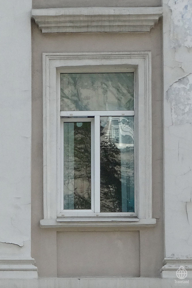 街角アート採集10 窓ガラスの映り込み ヨコ旅