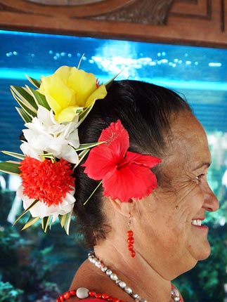 タヒチの花飾り ヨコ旅