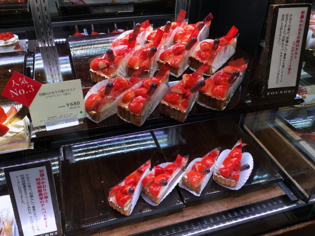 ファウンドリー池袋西武 手土産ケーキ 青森県産紅玉丸ごと焼きりんご等 新 喜劇らーめん食べ歩き 18