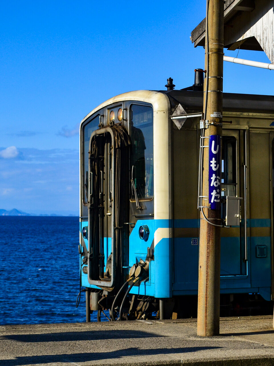 眼下に広がる水仙畑と下灘の絶景 瀬戸の春風こころの昼寝 眼下に広がる水仙畑と下灘の絶景 瀬戸の春風こころの昼寝