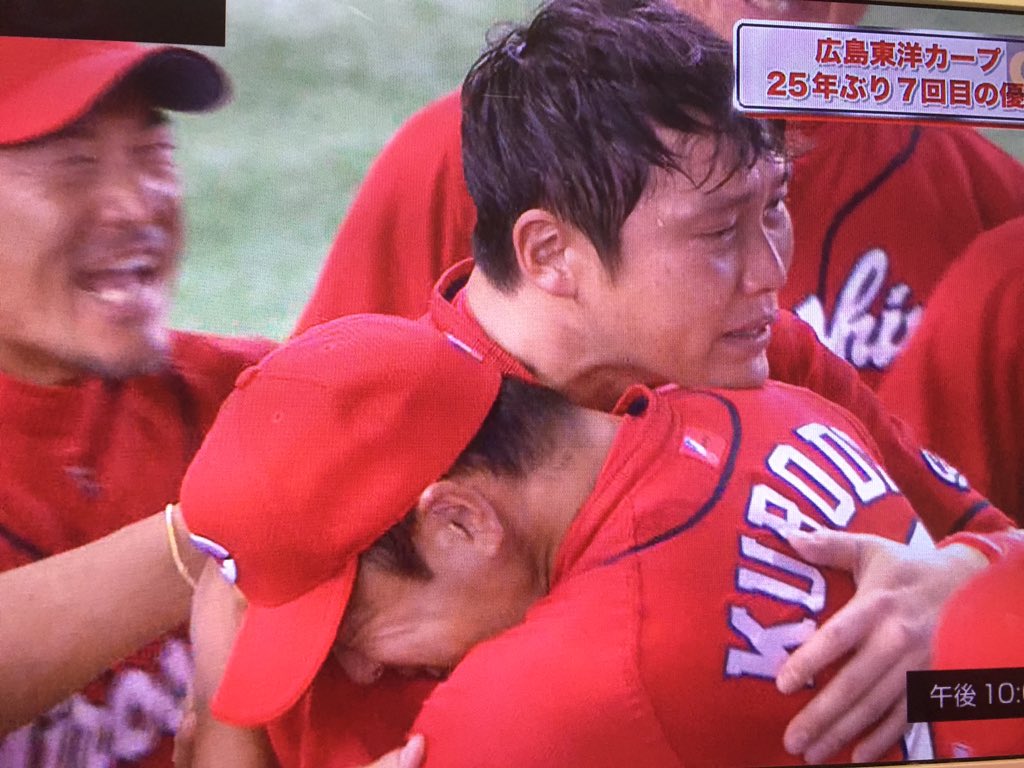 野球 広島ｖ 黒田 新井が涙の胴上げ 優勝導いた２人が号泣しながら固く抱き合う なんｊスポーツ