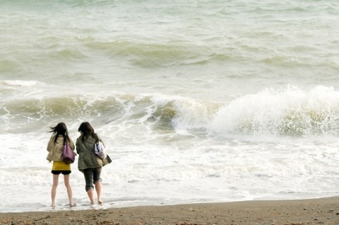 海岸_女性たち01