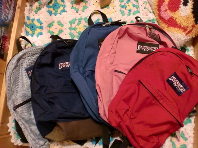 Jansportリュック 缶バッチ大量入荷しました 高円寺にあるレディース古着買取kikiのブログです