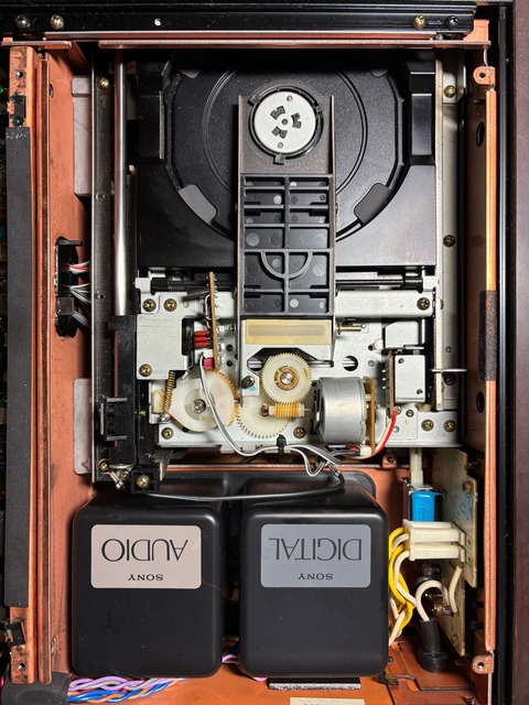 Sony CDP-557ESD のトレイが動かなくなった : - kikiqchanの世界2. - Sony CDP-557ESD のトレイが動かなくなった : - kikiqchanの世界2. -